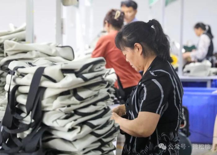 松桃:箱包企业开足马力忙生产赶订单